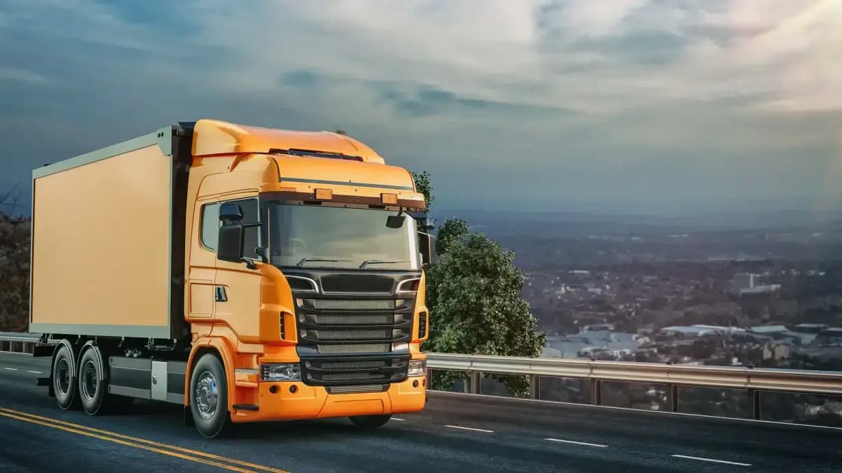 Оранжевый грузовик на шоссе